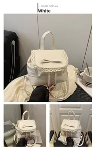 Détail du sac à dos blanc à dentelle avec fermeture à cordon et poignée haute