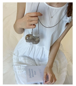 Elegante borsa da sera argentata a forma di arachide con strass lucidi e tracolla a catena