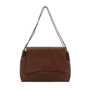 Petit sac à bandoulière marron tressé avec chaîne dorée pour femme, style moderne
