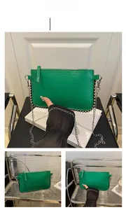 Détails du sac bandoulière vert aspect crocodile avec chaîne argentée et bords perlés
