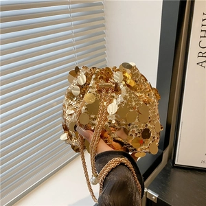 Elegante borsa a secchiello in paillettes dorate con catena e perle per serate di gala