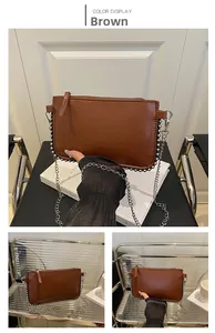 Détails du sac bandoulière marron à motif crocodile avec clous argentés et chaîne