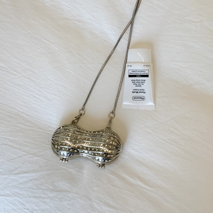 Elegante borsa da sera a forma di arachide con strass bianchi e tracolla a catena