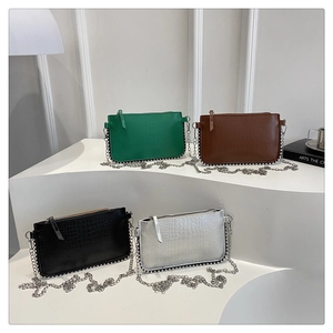 Détail de quatre sacs à main colorés avec texture crocodile et bordure en perles