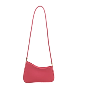 Sac sous le bras rose minimaliste avec ouverture asymétrique et détails dorés