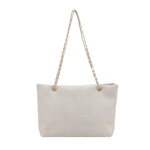 Sac fourre-tout matelassé blanc avec relief floral et bandoulière en chaîne dorée
