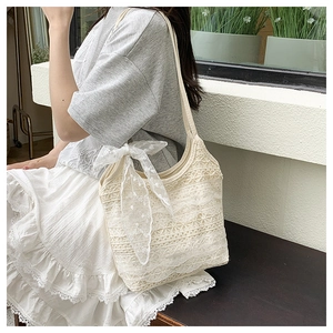 Détails du sac en dentelle blanche avec motif floral à plusieurs couches et nœud doux