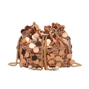 Borsa a secchiello con paillettes oro rosa con tracolla a catena e perle eleganti