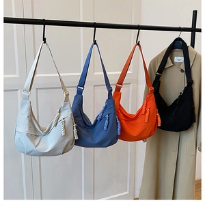 Détail des grands sacs hobo en nylon en quatre couleurs avec tirettes tressées