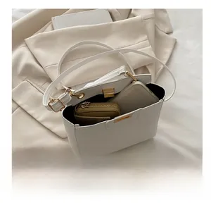 Vue intérieure du sac bandoulière en cuir blanc avec un smartphone et un portefeuille