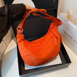 Sac bandoulière demi-lune minimaliste en nylon orange avec large sangle réglable
