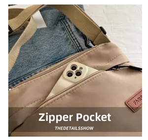 Détail de la poche zippée fonctionnelle sur un sac bandoulière en nylon beige moderne.