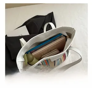 Vue intérieure du grand sac cabas tissé coloré montrant sa capacité de rangement