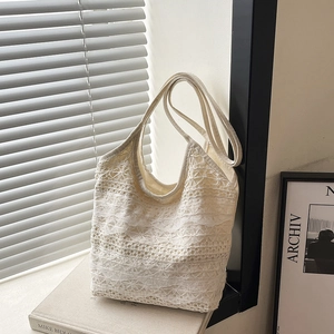 Sac fourre-tout élégant en dentelle crème avec texture au crochet pour vacances et quotidien
