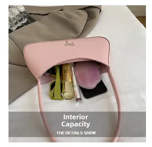 Rosa Schultertasche Innenraum mit Platz für Sonnenbrille, Handy und Kosmetik