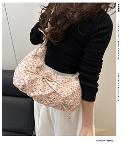 Détail du sac à bandoulière floral avec nœuds décoratifs et design plissé nuage doux