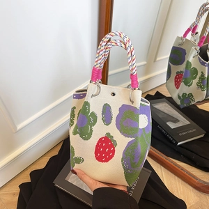 Sac seau mignon en tricot avec motifs fraises colorés et poignées tressées
