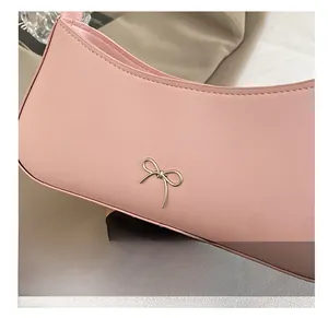 Detail der rosa Umhängetasche mit silbernem Schleifenzubehör und feinen Kantennähten