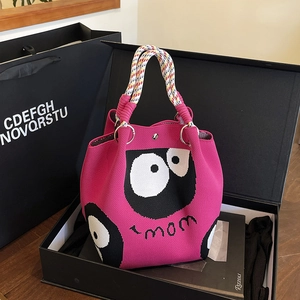 Sac à main tricoté rose avec yeux de dessin animé et texte mom dans un coffret cadeau