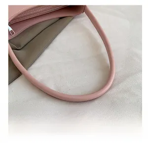 Detail der rosa Ledertasche mit bequemem Schultergurt und Metallreißverschluss
