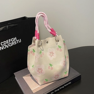 Sac seau tricoté crème chic avec motifs cerises et poignée rose tissée robuste