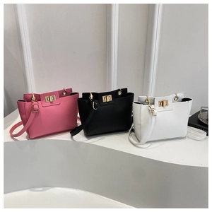 Détail de sacs en cuir avec fermoir rotatif doré et bandoulière ajustable