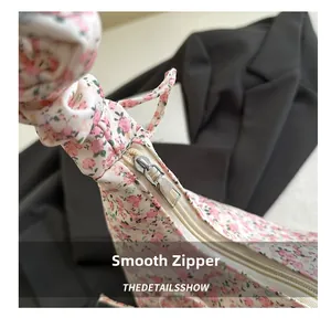 Gros plan d'un sac à fleurs avec fermeture éclair en métal argenté et texture de tissu