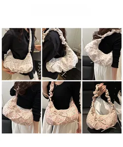 Collage de sacs à main fleuris en forme de croissant avec bandoulières à volants et nœud