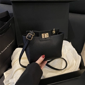 Sac bandoulière rétro noir texture litchi avec fermoir doré et bandoulière réglable