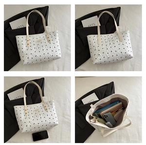 Detailansicht der weißen Puff-Tote-Bag mit schwarzen Schleifen und großem Innenraum