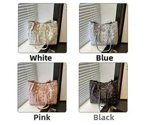 Détail du sac cabas matelassé montrant les variantes blanc, bleu, rose et noir à chaîne