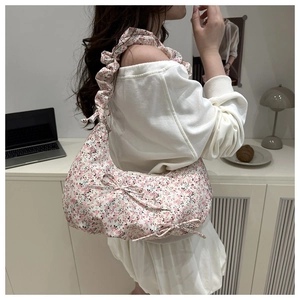 Détail du sac à fleurs rose avec bandoulière à volants plissés et nœuds