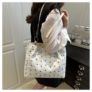 Sac fourre-tout crème chic avec motif gaufré et broderies de petits nœuds noirs élégants