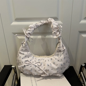 Sac hobo floral avec poignée nuage plissée et nœuds décoratifs au design frais bleu