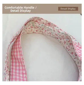 Détail des bandoulières réversibles avec motifs à carreaux roses et imprimés floraux élégants