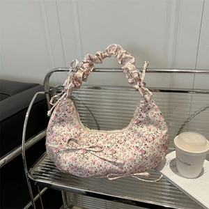 Sac hobo à imprimé fleuri avec bandoulière plissée et rubans roses décoratifs