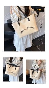 Détail du grand sac cabas en toile avec sangle noire et lettrage Mihua Doudou
