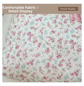 Détail macro d'un tissu en coton floral de qualité avec une texture sergé pour sac fourre-tout
