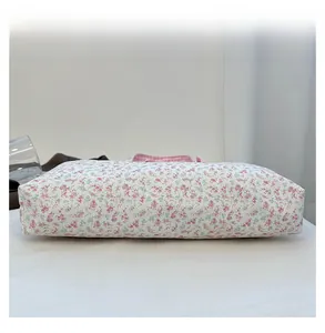 Détail du sac en tissu à motif floral avec coutures de qualité et design élégant chic