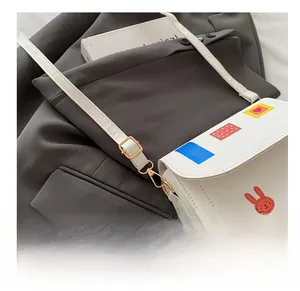 Détail du petit sac blanc avec motif lapin rouge et bandoulière réglable