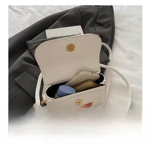 Vue intérieure du sac selle en PU blanc montrant la grande capacité pour téléphone