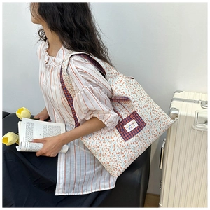 Sac cabas en toile à fleurs avec poche latérale à carreaux et étiquette de marque