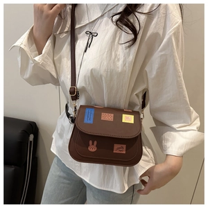 Borsa a tracolla retrò marrone con toppe colorate e ricamo a coniglio sulla modella