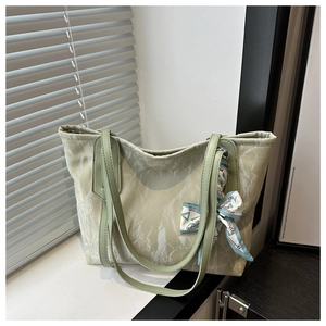 Detalle del bolso tote grande con textura de mármol verde y pañuelo de moda chic