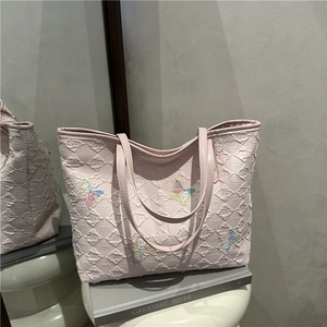Borsa tote rosa trapuntata con ricami a farfalla colorati per il tempo libero