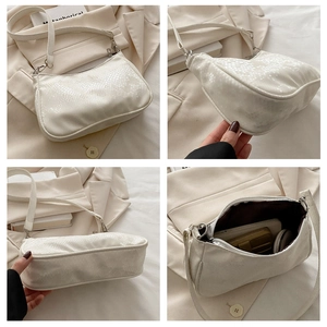 Détails du sac bandoulière beige effet serpent avec intérieur spacieux et fermeture zippée