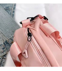 Vue macro détaillée des fermetures éclair métalliques sur un sac bandoulière rose en nylon