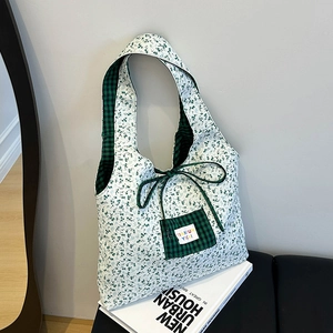 Sac fourre-tout fleuri avec poche à carreaux verts et nœud décoratif, style épuré