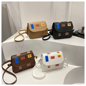 Vue détaillée de quatre mini sacs bandoulière colorés avec imprimés sur supports géométriques