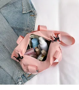 Vue intérieure d'un sac polochon en nylon rose montrant sa grande capacité de rangement